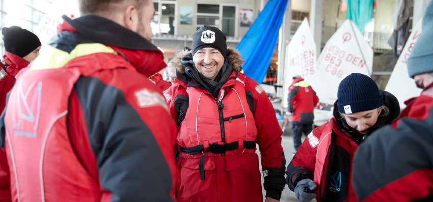 Sejlsport og god ledelse har en del til fælles. Som en del af lederforløbet tog regionsdirektører, erhvervsdirektører, forretningsudviklingsdirektører, landbrugsdirektører afdelingsdirektører, gruppeledere, HR og direktionsmedlemmer fra Sparekassen Danmark en dag ud af kalenderen og tog på vandet. 