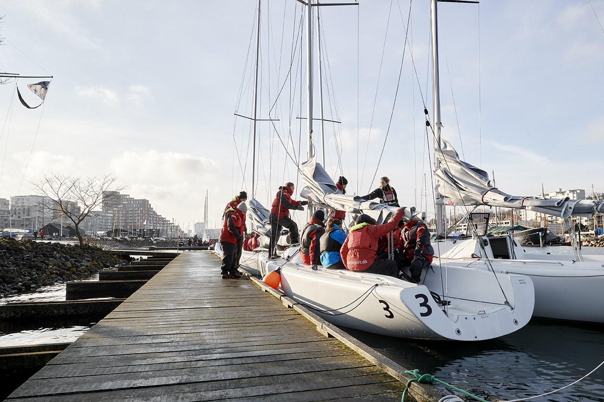 Omkring 100 ledere fra Sparekassen Danmark var samlet hos DKsejlsport for at træne samarbejde og arbejde med ”at få holdet med”.