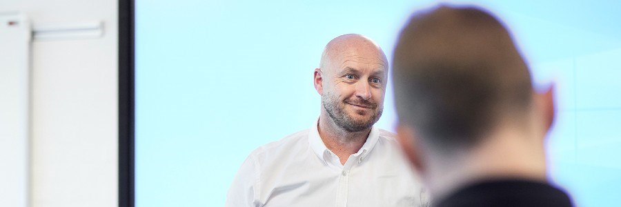 Henrik Duch, chefkonsulent på FU og underviser på kurset i bedre onlinemøder, er imponeret over Danske Banks ambitioner: "Det viser, at kompetenceudvikling rykker - også selvom du er top of class".