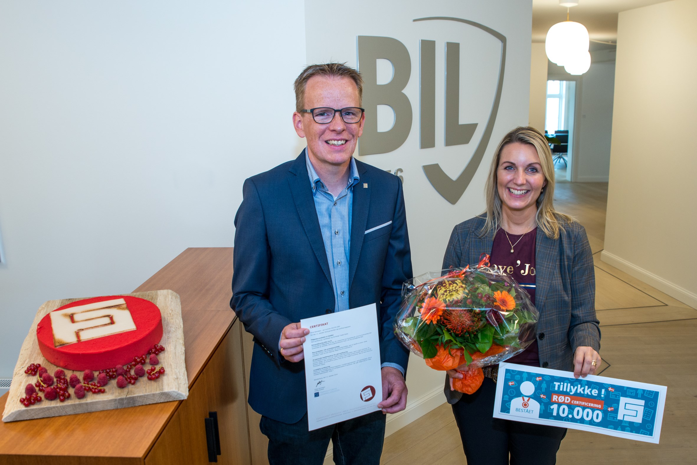 Silvia Sølvsteen, Senior Investment Advisor i BIL Danmark, brugte kun ét forsøg, da hun i torsdags bestod en rød certificeringstest. Det betyder, at hun nu er certificeret til at rådgive kunder om risikofyldte investeringsprodukter de næste 3 år, hvorefter hun skal tage en ny test.