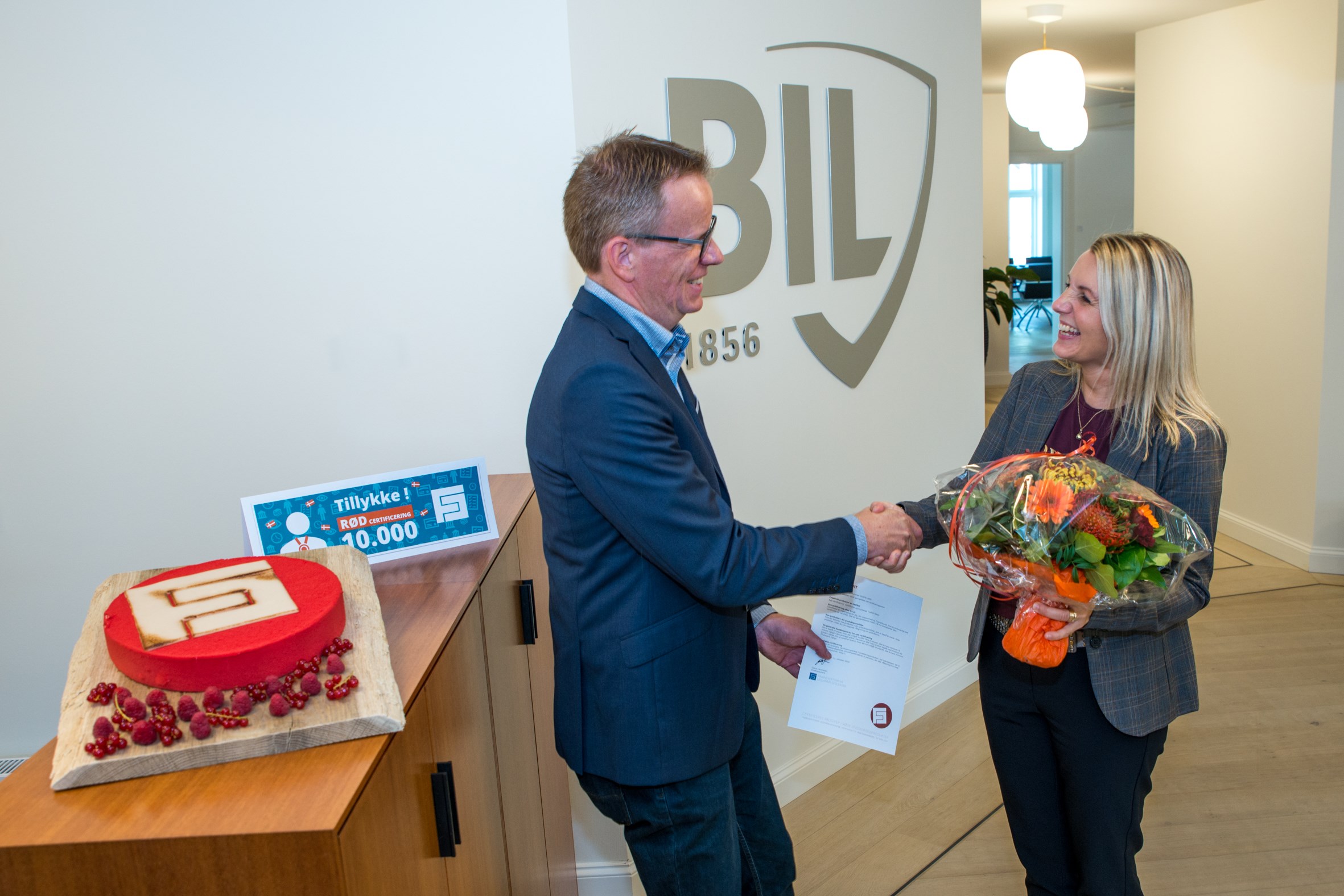 Tillykke til Silvia Sølvsteen fra BIL Danmark, som bestod rød certificering i torsdags. Silvias test var nummer 10.000 i rækken af røde certificeringstests. Her får hun blomster af chefkonsulent Claus Henriksen fra FU, som har været med til at udvikle testene bag de røde certificeringer. 