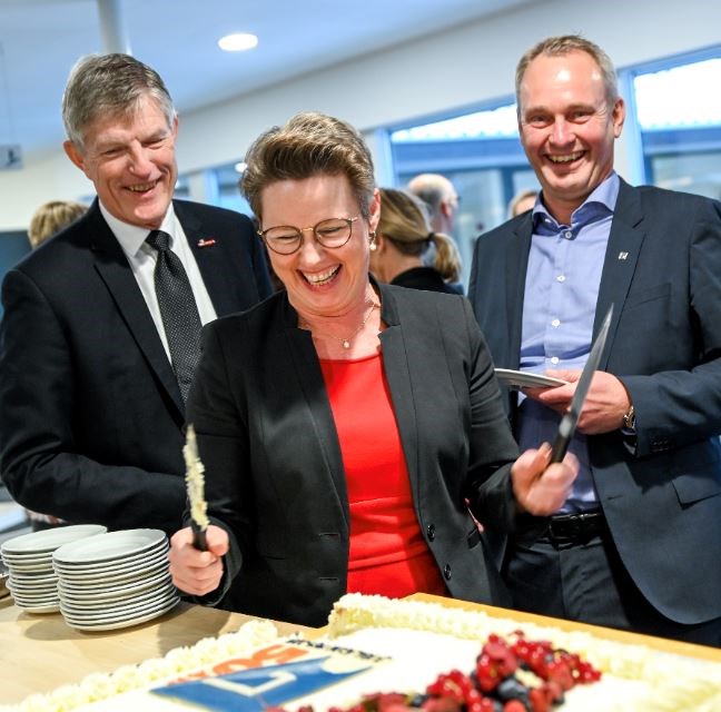 Den 1. februar blev jubilæet fejret på fornemmeste vis med jubilæumskage (med jubilæumslogo på) og flotte taler fra formand Peter Vinther Christensen (tv.) og direktør Søren Laursen (th.).  På billedet ses også hoteldirektør Charlotte Riberholt.